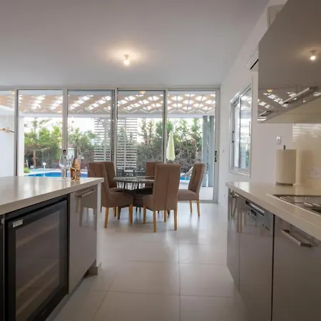 Дом отдыха Fantasy - Luxury 4br Seaview Retreat With Private Pool